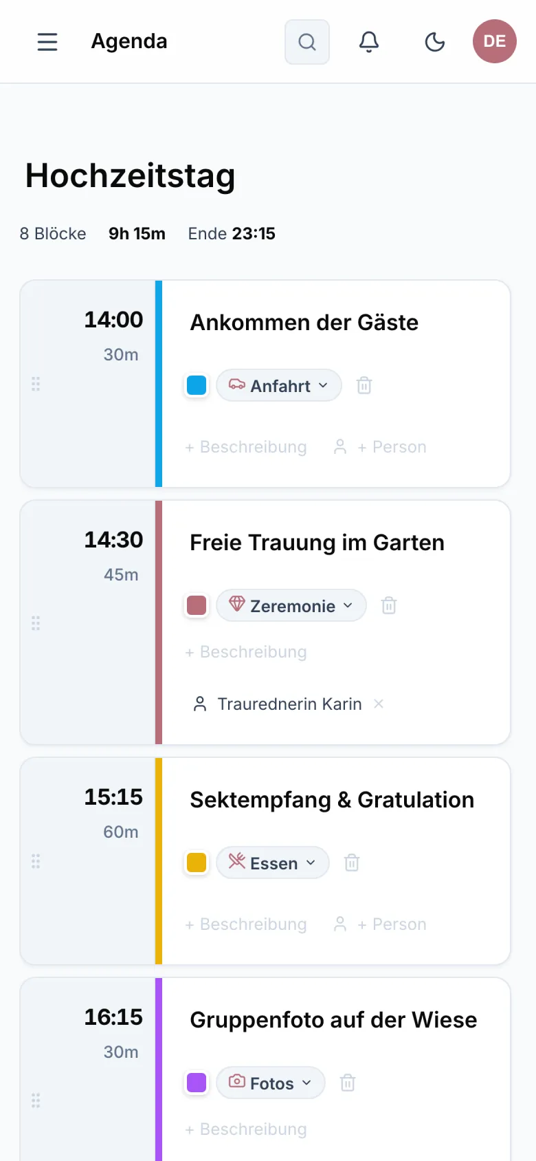 Der Tagesablauf der Hochzeit auf dem Handy, von der Ankunft der Gäste bis zur Party.